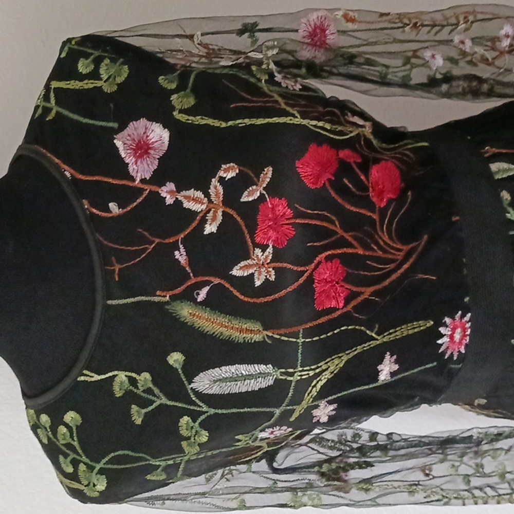 Embroidered tulle dress w flowers - Picture 8 of 11